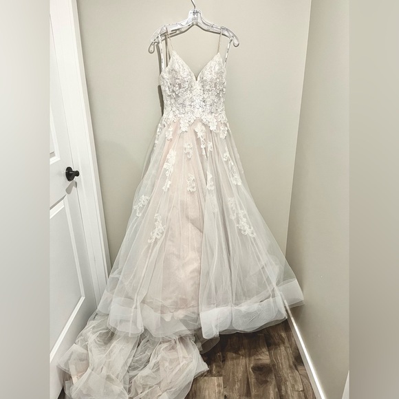 Stella York 6886 Wedding Dress, size 6 US/CAD - Picture 4 of 8